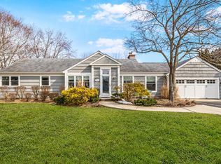 9060 N Meadowlark Ln, Bayside, WI 53217