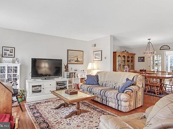 2nd image of 47 Stonewyck Hill Rd