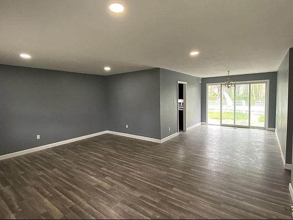 3rd image of 150 Eastbrook Ln