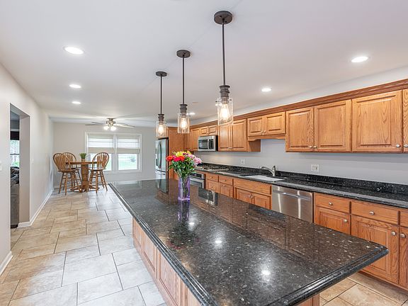 5th image of 258 Fremont Ct