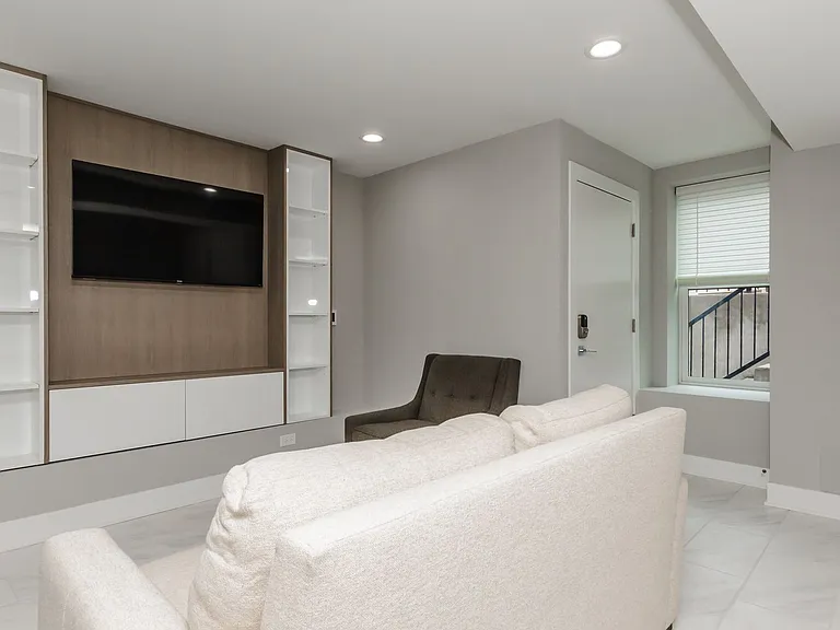 2252 N Clark St — Photo 4