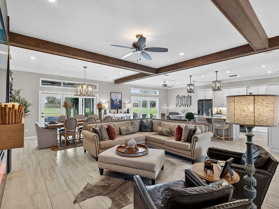 379 Golfview Dr