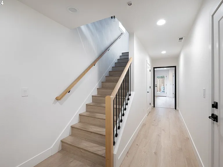 617 SW Lobelia St — Photo 22
