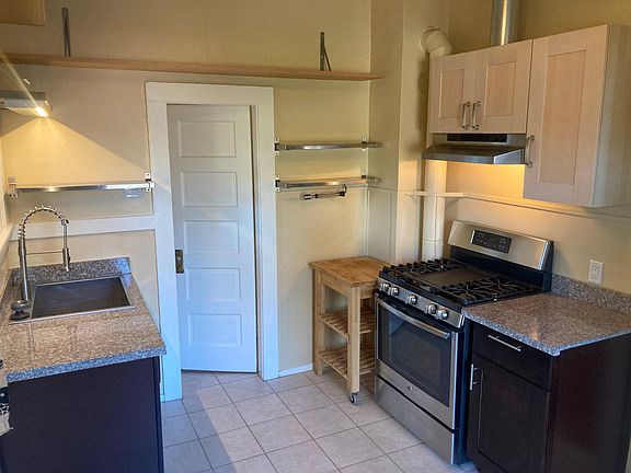 4th image of 432 Dewey Pl E