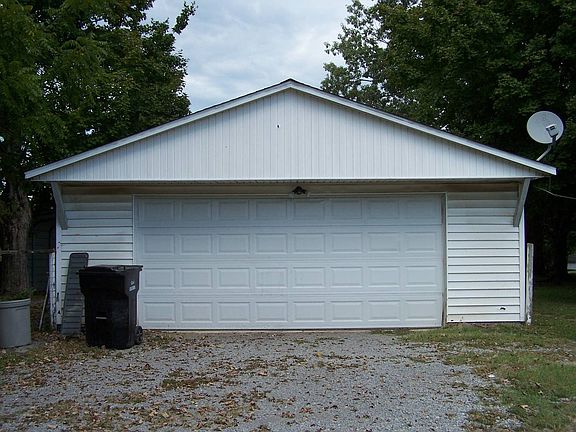 5th image of 104 E Edwards St