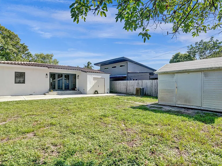 807 SW 18th St — Photo 53