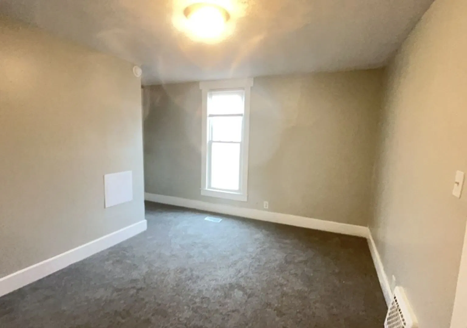 5 Bedroom 2 Bathroom Home! Large Front Porch! Nice backyard! — Photo 3
