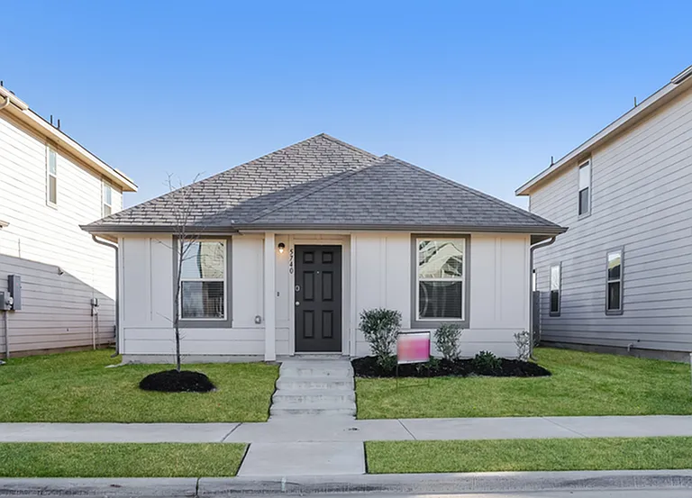 5740 Willamette Dr — Photo 1