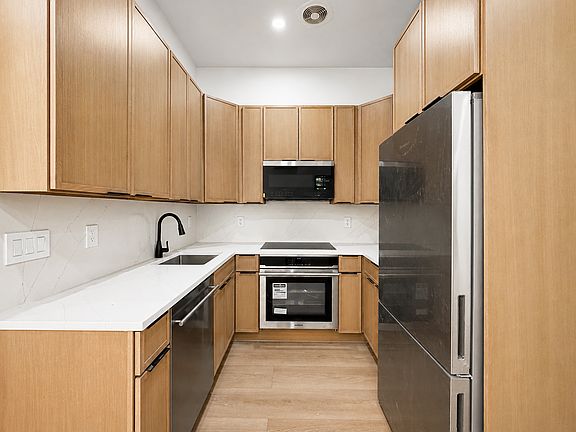 3rd image of 148 Conselyea St APT 1