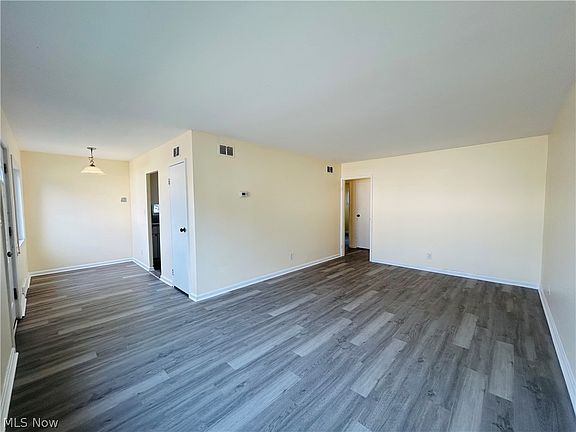 3rd image of 3286 W 141st St