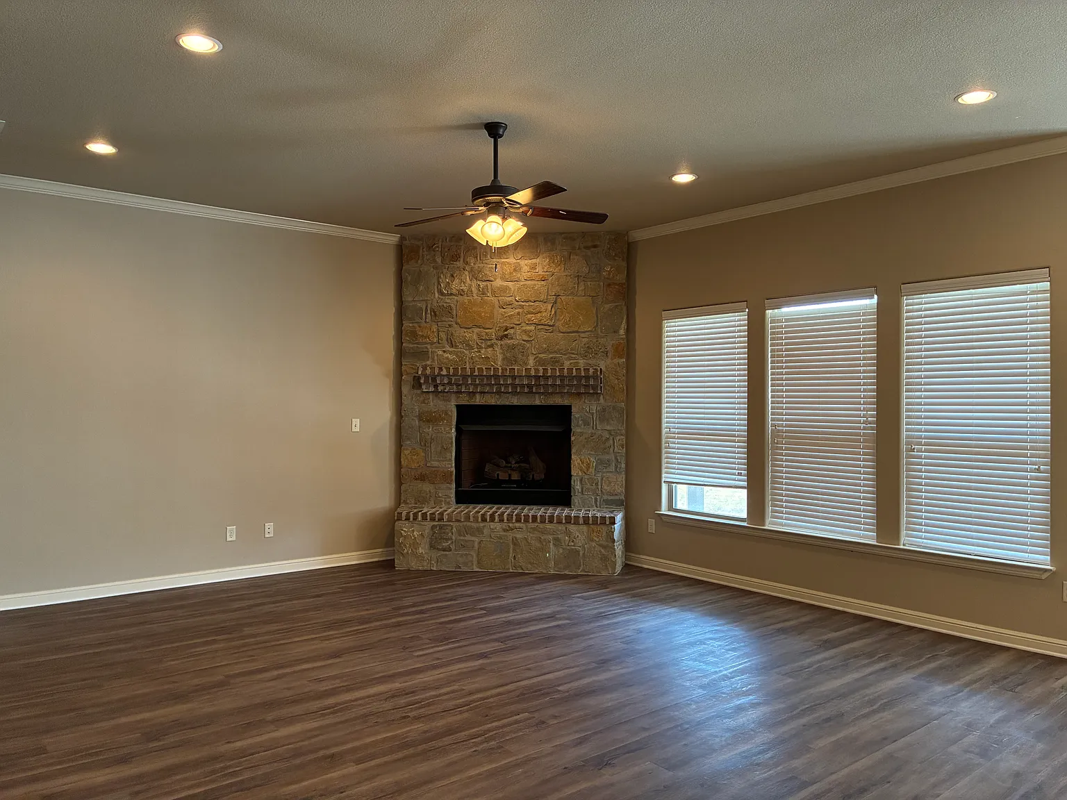 4 bed, 1958 sqft, $2,400 — Photo 2