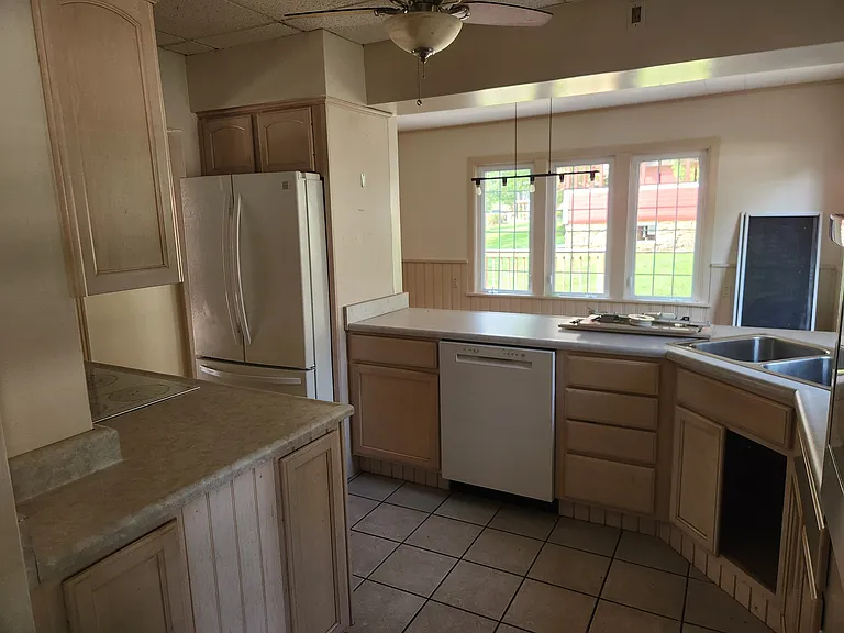338 Thomas Rd — Photo 3