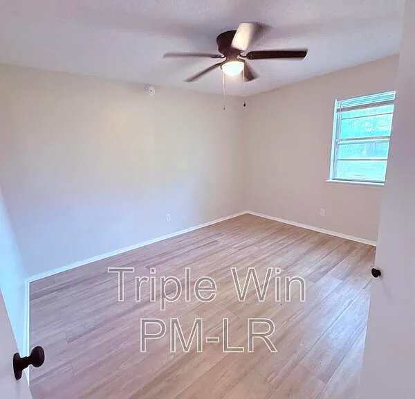 220 Randall Dr — Photo 32