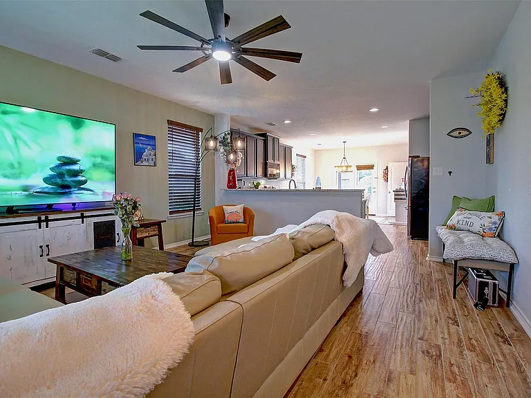 1409 Ellis Ln — Photo 6