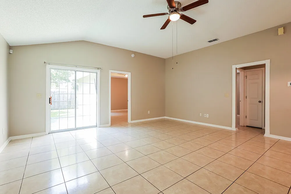 3 bed, 2.0 bath, 1302 sqft, $1,745 — Photo 4