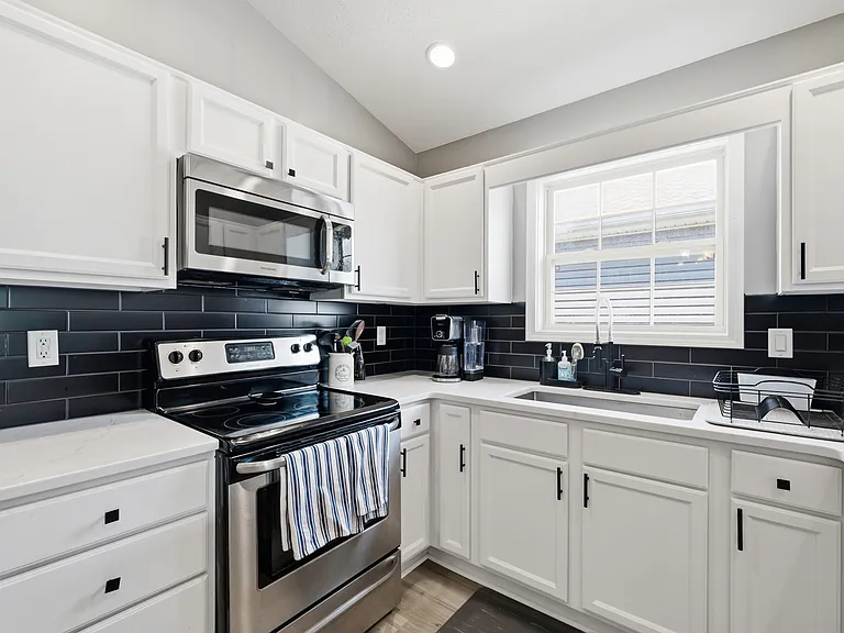 606 Kent St — Photo 11