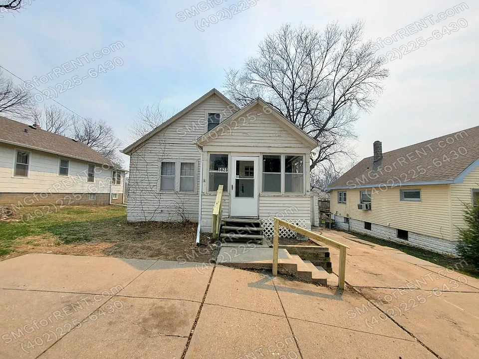 5823 Lake St