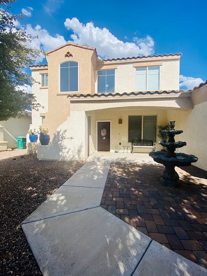 3 bed, 2.0 bath, 2085 sqft, $2,000 — Photo 1