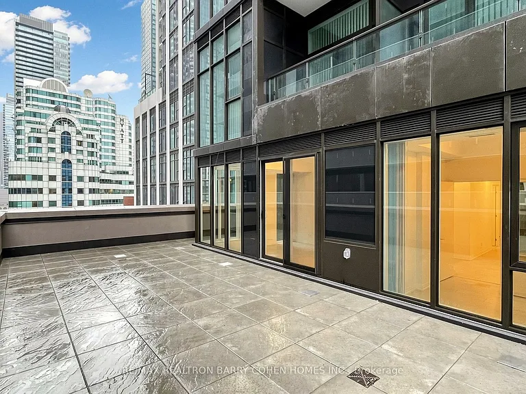 400 King St W #823 — Photo 39