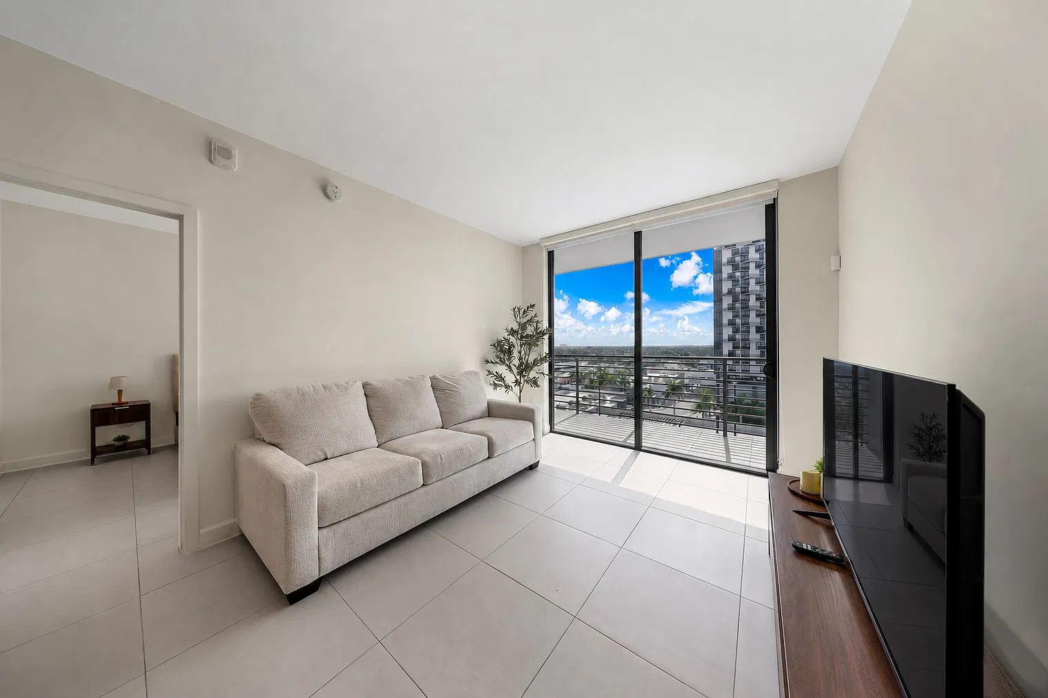 1 bed, 1.0 bath, 1011 sqft, $5,160 — Photo 1