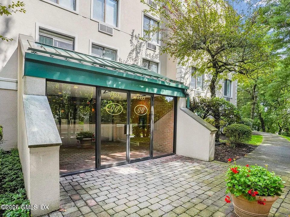 1535 E Putnam Ave #205