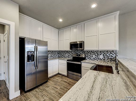 3rd image of 950 Paradise Dr