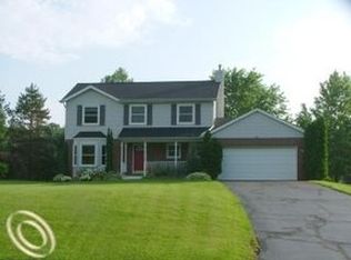 8033 Hillside Lakes Dr, Brighton, MI