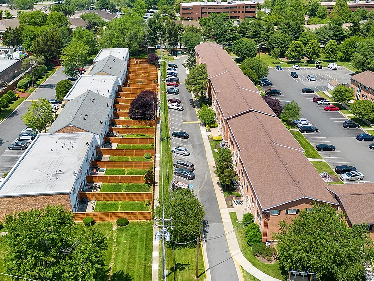 Gainsborough Court Apartments — Photo 4