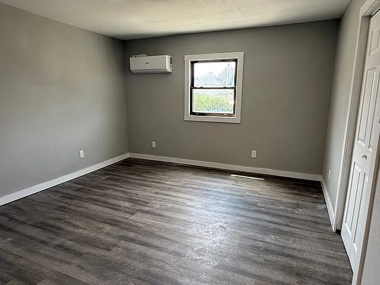 806 Broad St — Photo 3