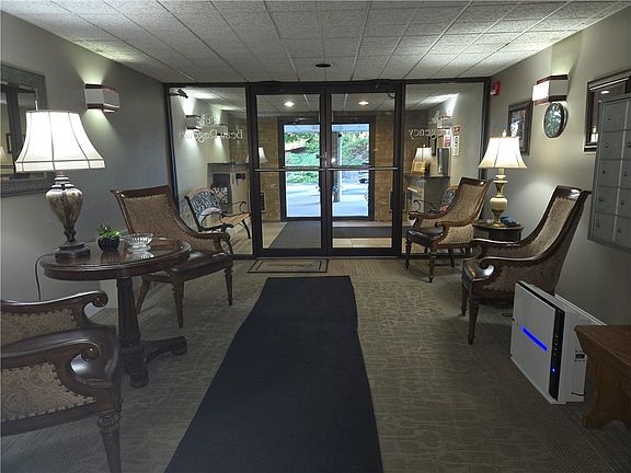 4th image of 820 E Beau #3L