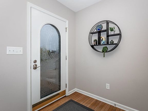 3rd image of 471 Diana Ct