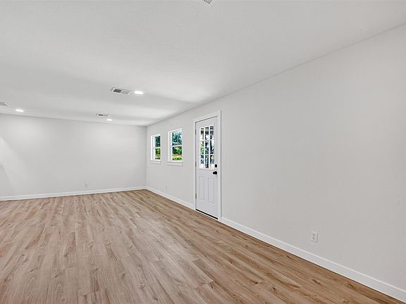 4th image of 13030 Knollcrest St