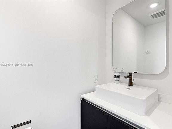 4th image of 227 NE 2nd St Unit 2706