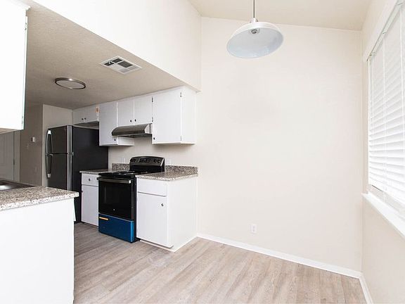 4th image of 817 Betsy Ross Dr #B