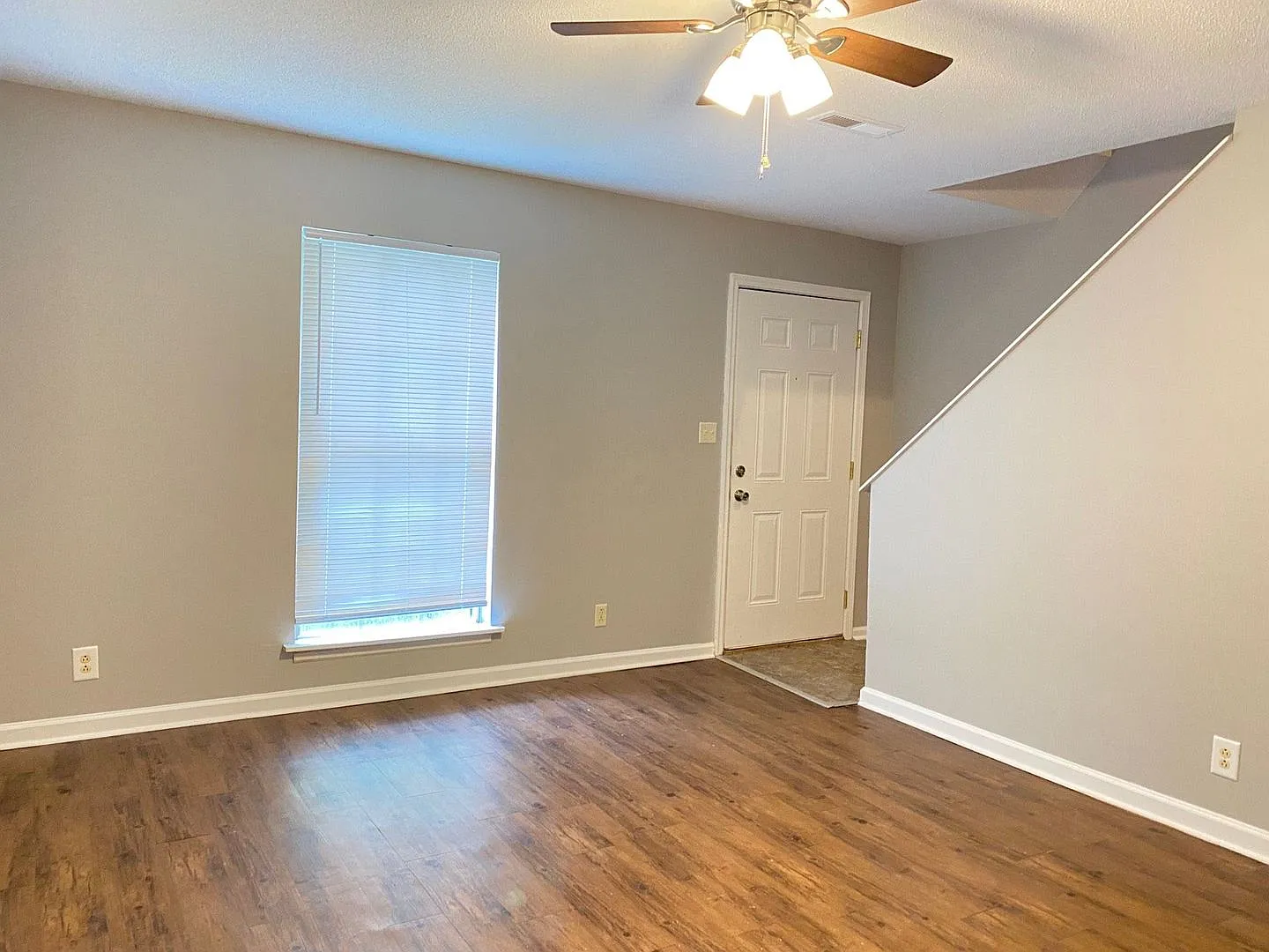 450 Martha Ln — Photo 3