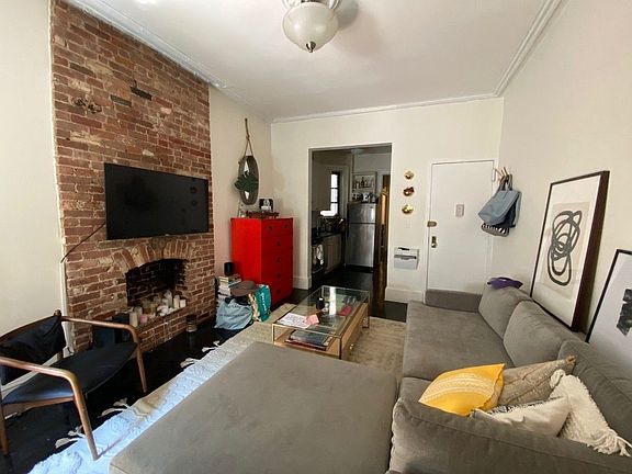 3rd image of 230 E 6th St APT 1