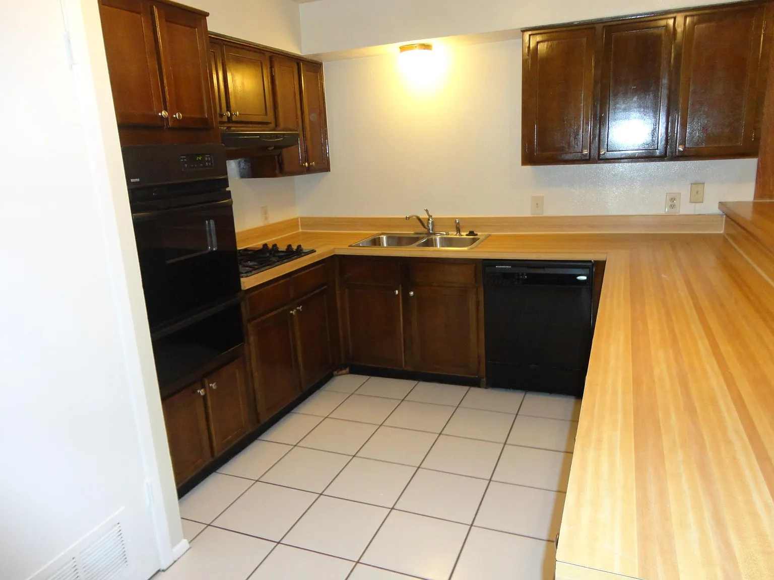 3 bed, 1600 sqft, $2,100 — Photo 4