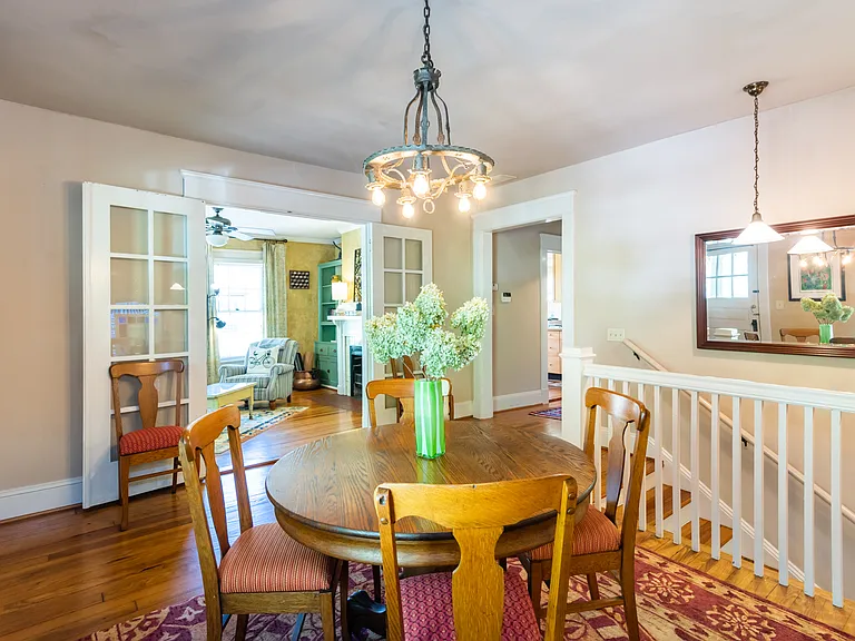 Dining room
+Dining for 4