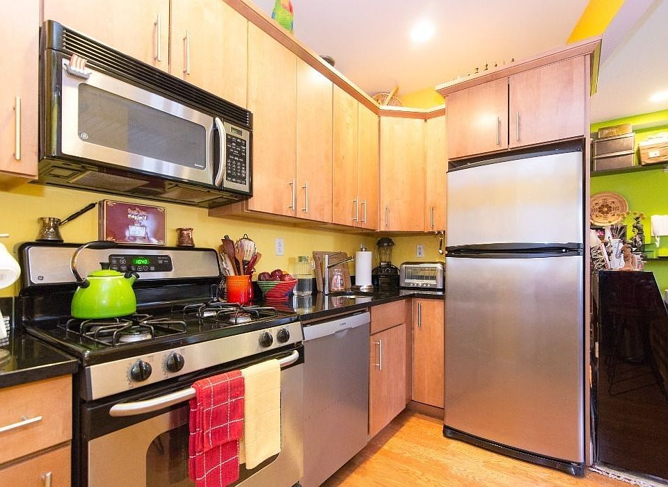 2nd image of 13 Irving Pl APT 3A
