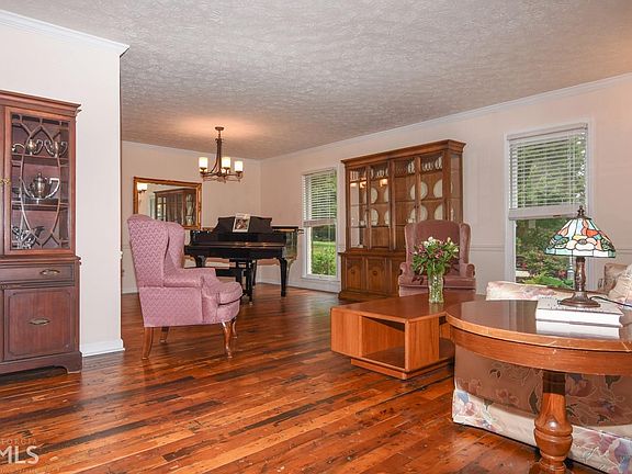 2nd image of 925 Saddle Ridge Ct