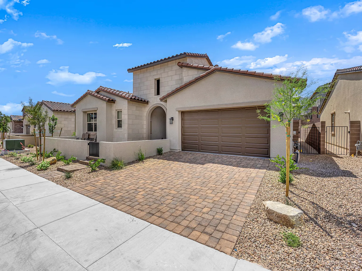3 bed, 2.5 bath, 2016 sqft, $6,000 — Photo 2