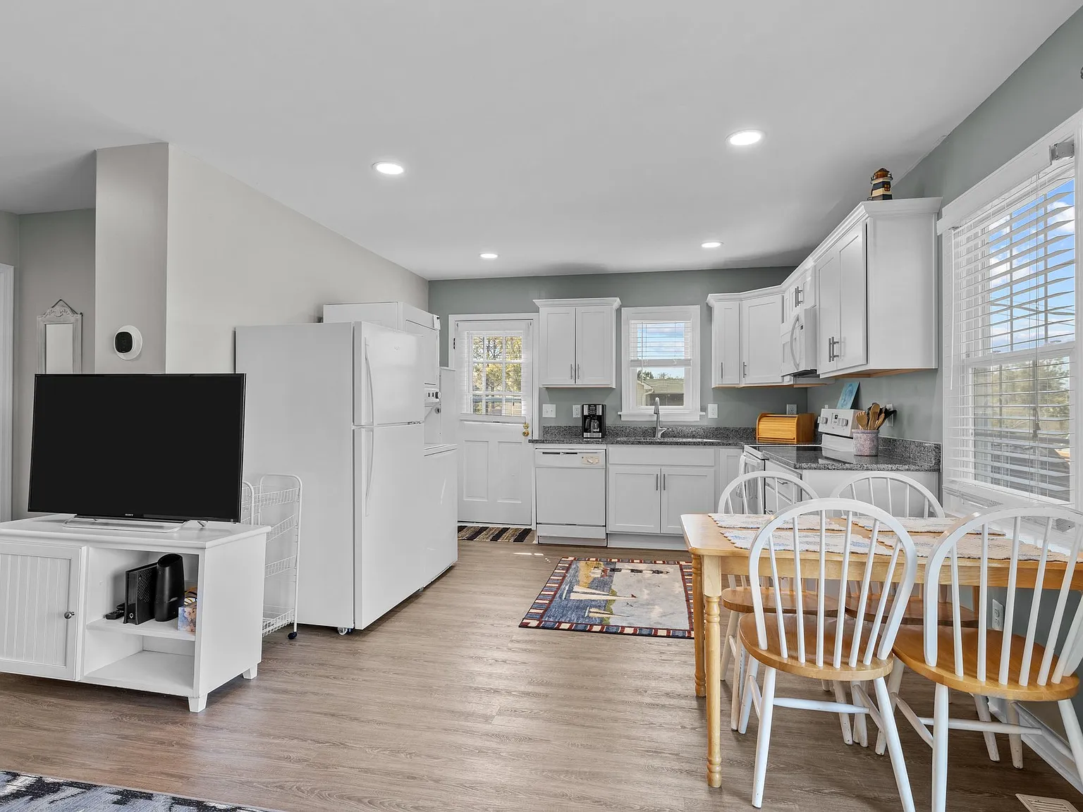 2 bed, 775 sqft, $1,800 — Photo 3