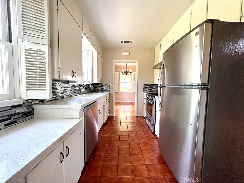 3 bed, 2.5 bath, 1899 sqft, $5,900 — Photo 4