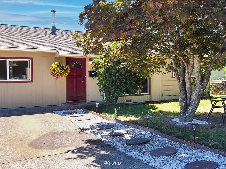 Cosy front yard with charming steppingstone walkway to the main door.>