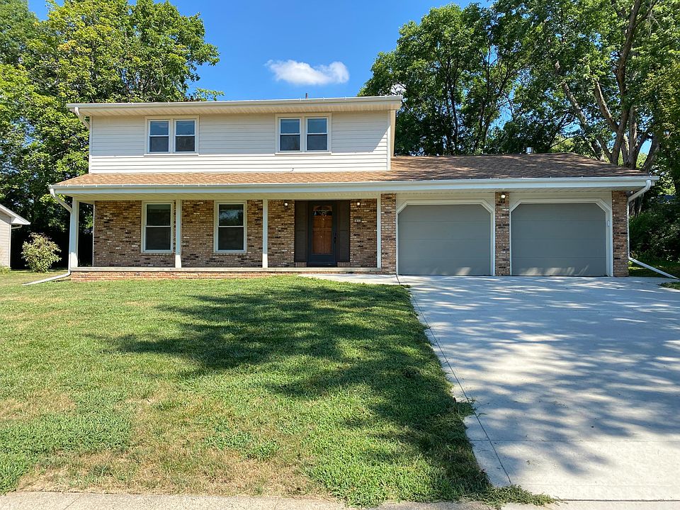 Front house with 2 car attached