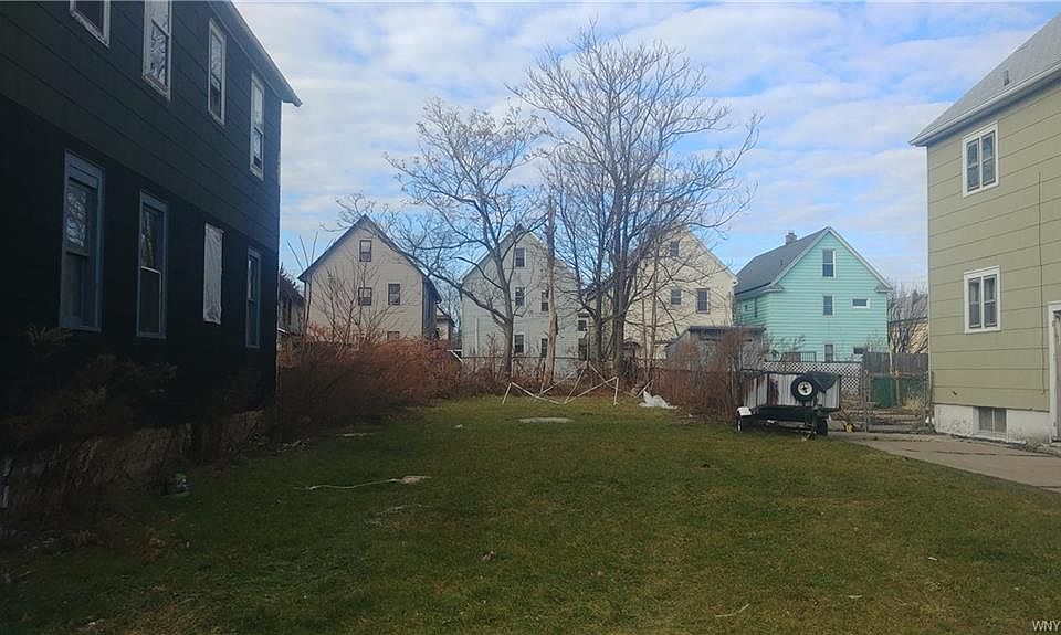 2nd image of 36 Troupe St