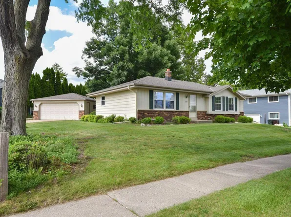 1520 Riverdale DRIVE, Oconomowoc, WI 53066