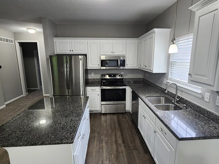 8320 N Nodaway Ave — Photo 2
