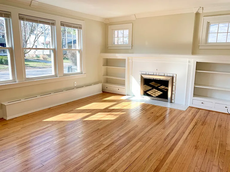 156 N Worth St — Photo 3