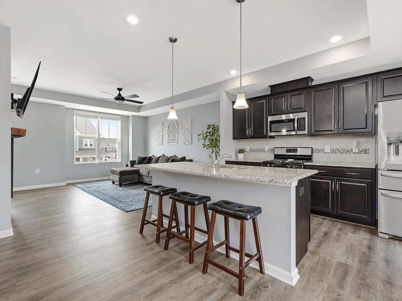 3 bed, 2.5 bath, 1820 sqft, $2,100 — Photo 4